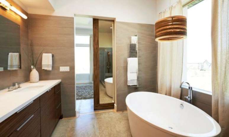 51. Porta de correr para banheiro com espelho &ndash; Por: Pinterest