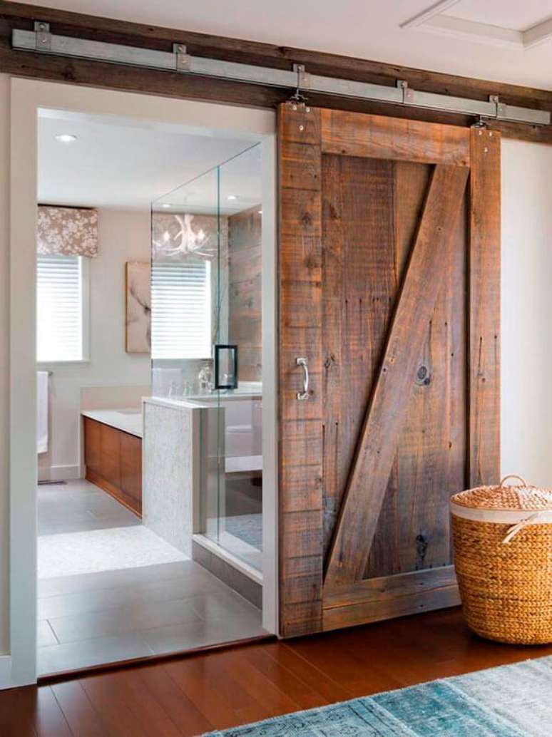 8. A porta para banheiro de correr pode ser feita de madeira de demolição – Por: Italian Madeiras