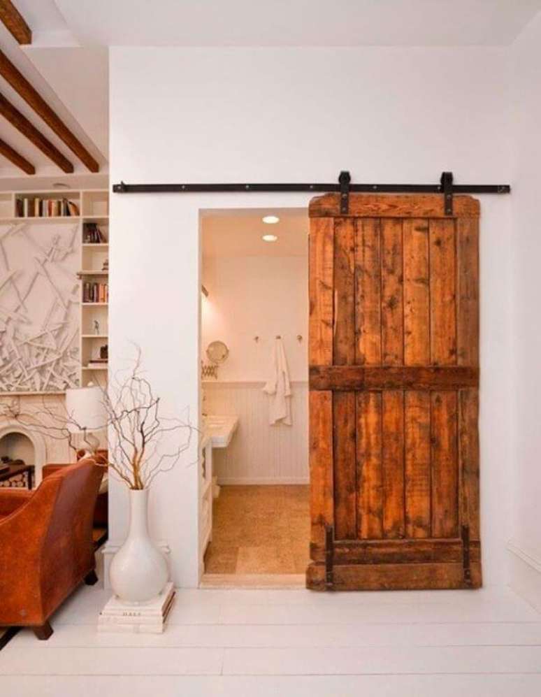 2. Use a porta de correr de madeira para banheiro para ganhar espaço – Por: Por: Italian Madeiras