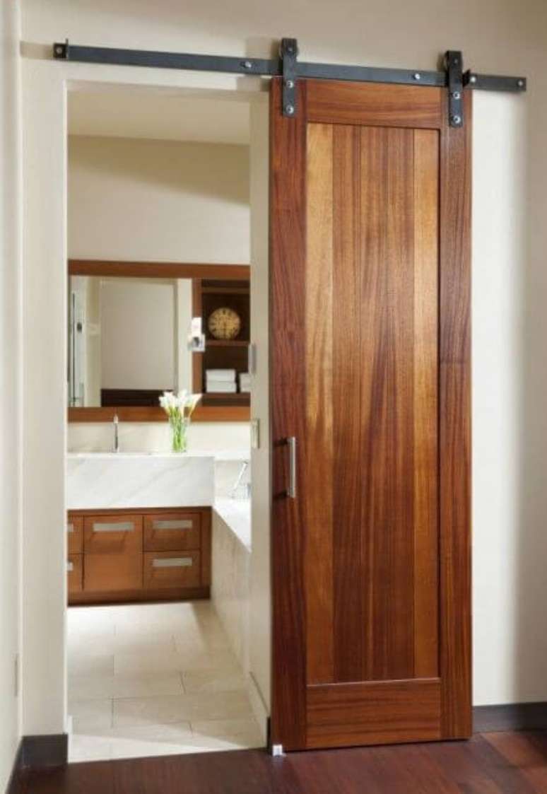 6. Porta de correr de madeira para banheiro com roldana aparente – Por: Carpintaria Rezende