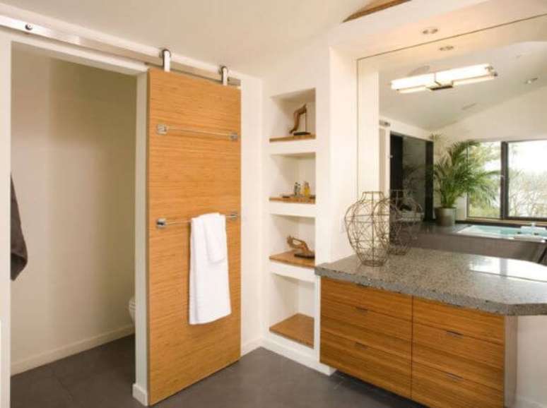 10. Use a porta de correr para banheiro para ser ainda mais funcional na sua casa – Por: Hometeka