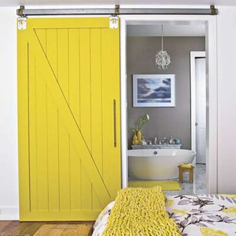 12. Que tal escolher uma porta de correr para banheiro colorida? O amarelo está em alta! – Por: Tudo Construção