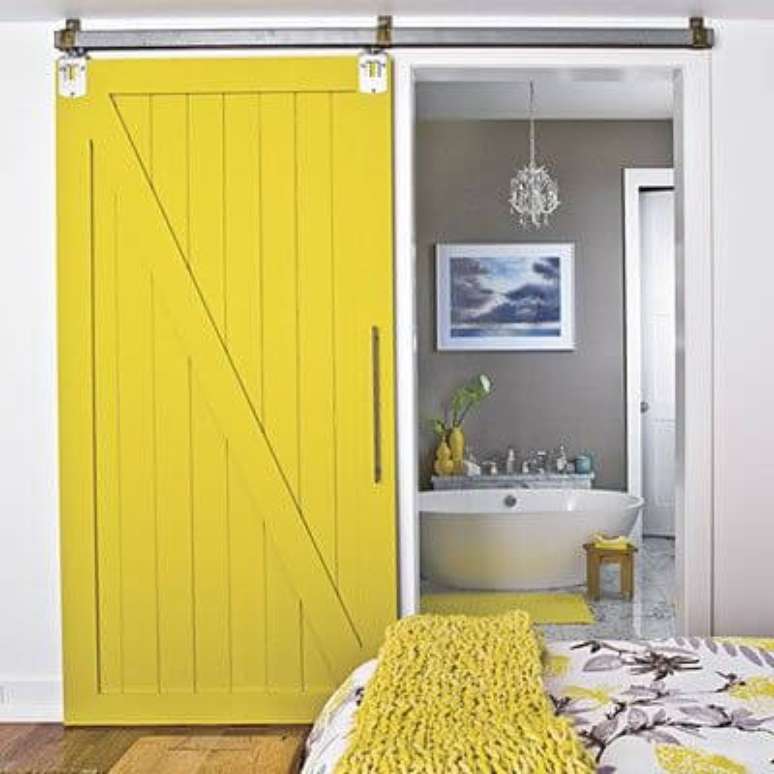 12. Que tal escolher uma porta de correr para banheiro colorida? O amarelo est&aacute; em alta! &ndash; Por: Tudo Constru&ccedil;&atilde;o