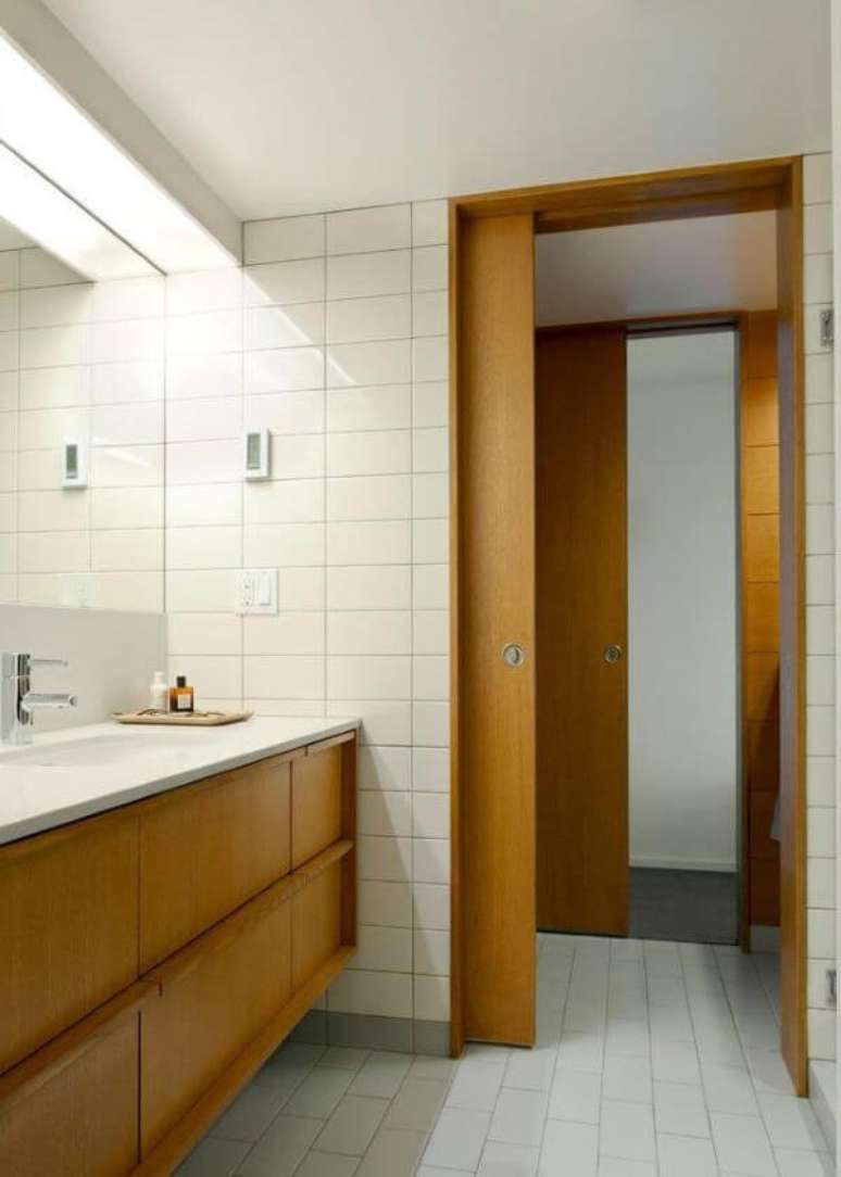 13. Use a porta de correr de madeira para banheiro com as cores combinando com o armário – Por: Carpintaria Rezende