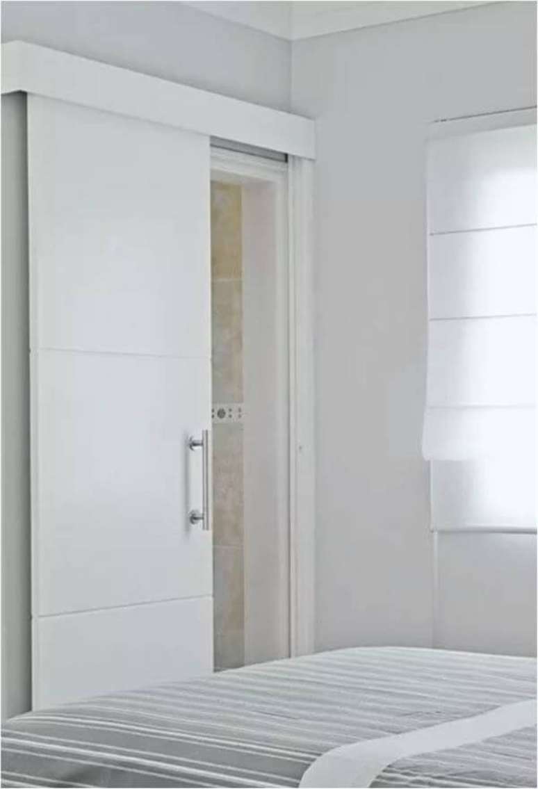 16. A porta de correr para banheiro branca &eacute; ainda mais indicada para lugares pequenos &ndash; Por: Pinterest
