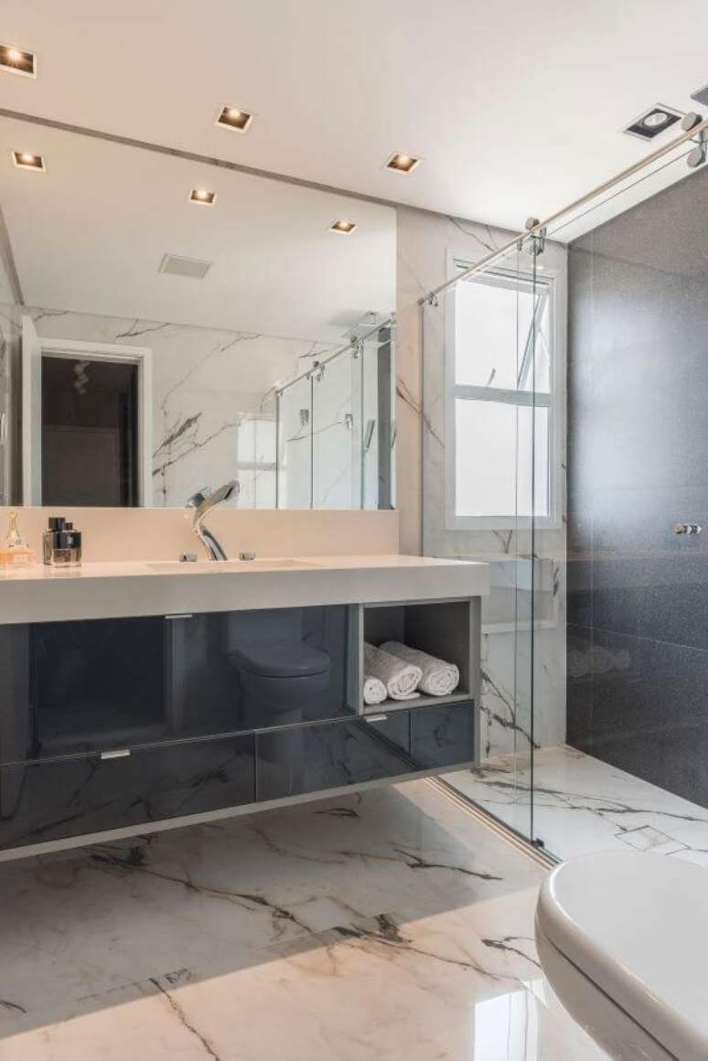 19. Banheiro com box de vidro, a mais comum porta de correr para banheiro – Por: Idealizzare Arquitetos