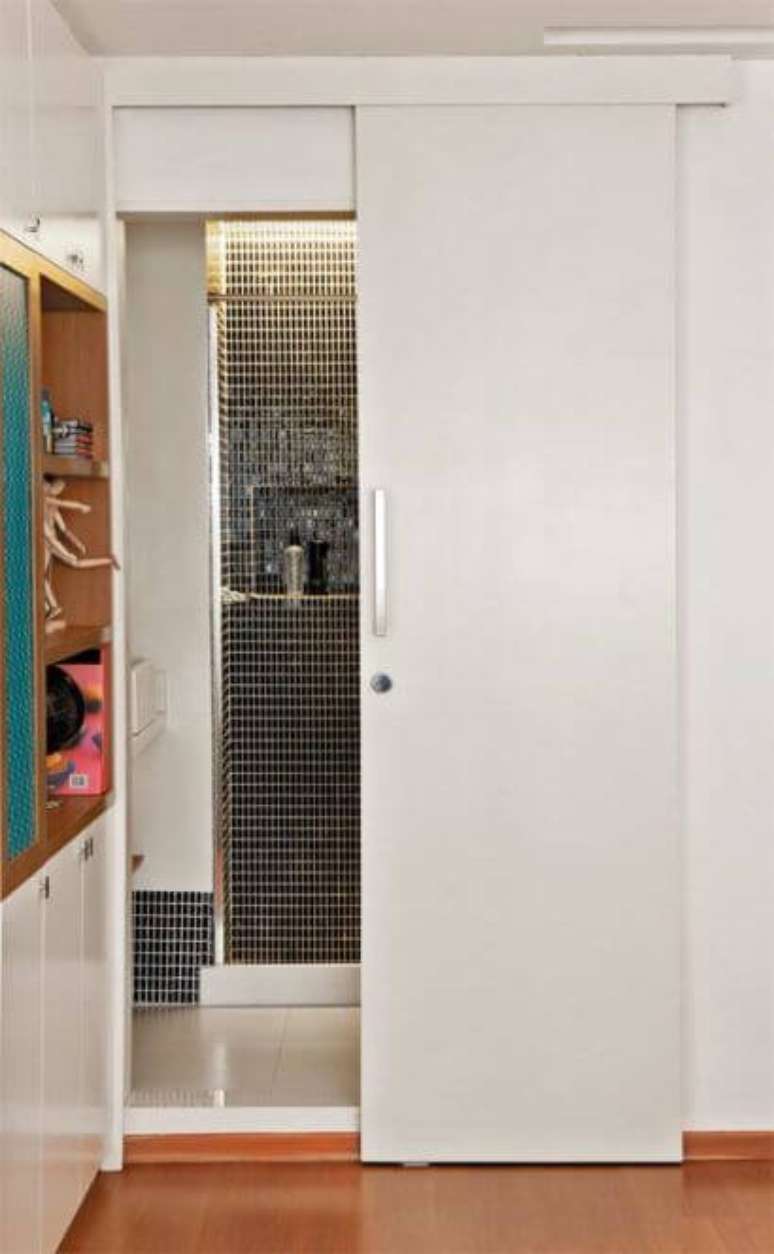 22. Porta de correr para banheiro com pastilha preta &ndash; Por: Pinterest