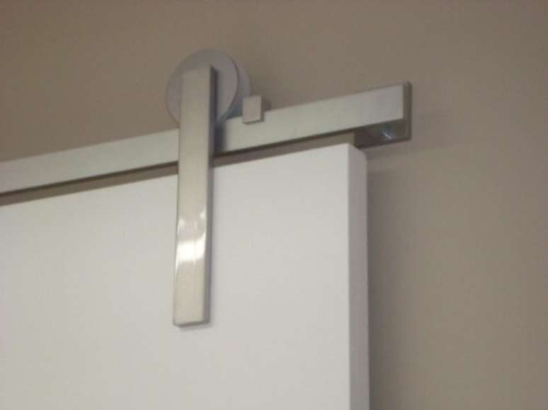 23. Porta de correr para banheiro com roldana aparente &ndash; Por: Porta Nobre