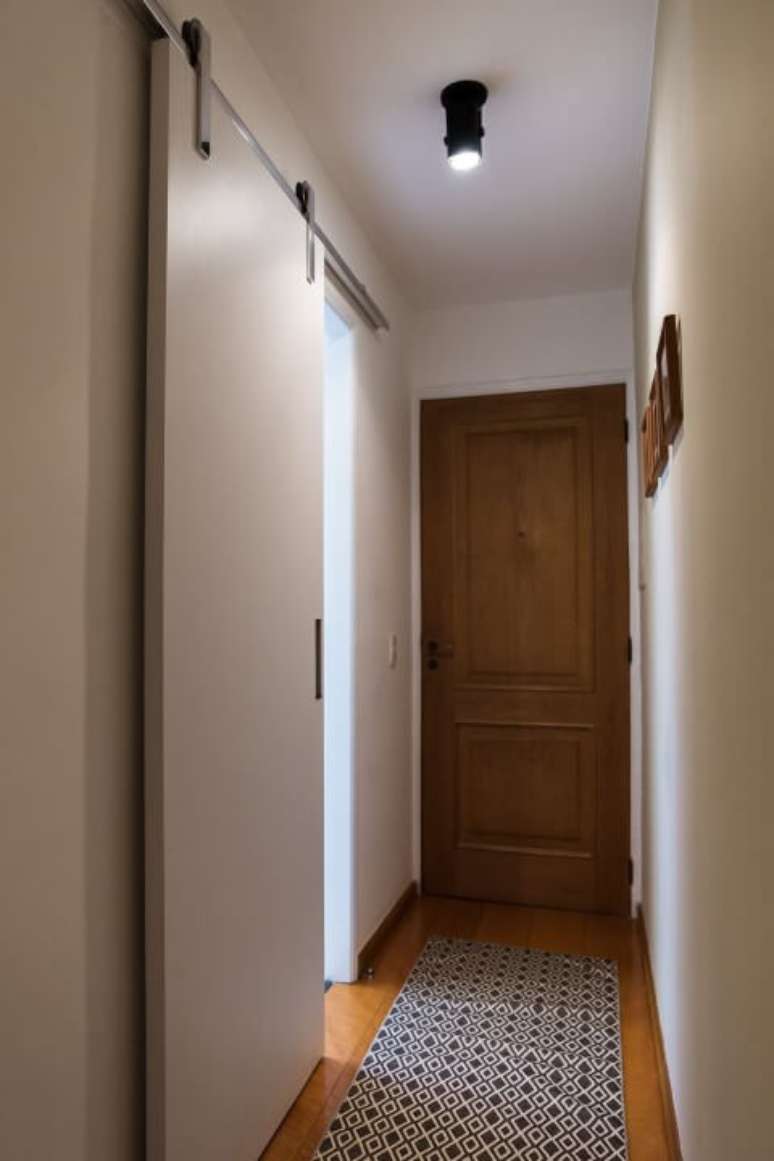 24. Porta de correr para banheiro com trilho aparente &ndash; Por: Pinterest