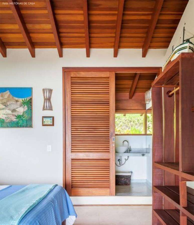 43. Porta de madeira para banheiro em su&iacute;te &ndash; Por: Hist&oacute;rias de Casa