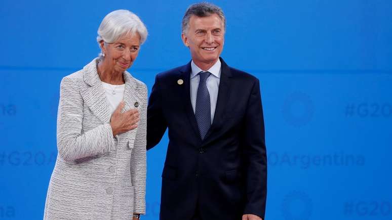 Macri e a diretora-geral do FMI, Christine Lagarde: crise cambial empurrou Argentina de volta aos bra&ccedil;os do fundo