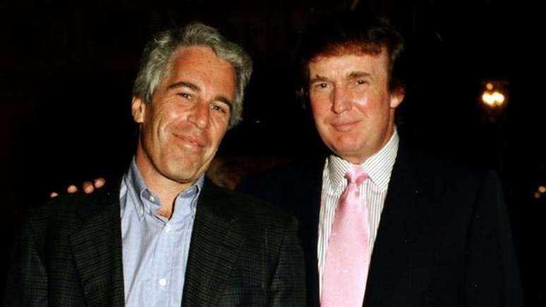 "Um cara ótimo", disse Trump sobre Epstein; na foto, Epstein e Trump em uma casa do presidente americano na Flórida