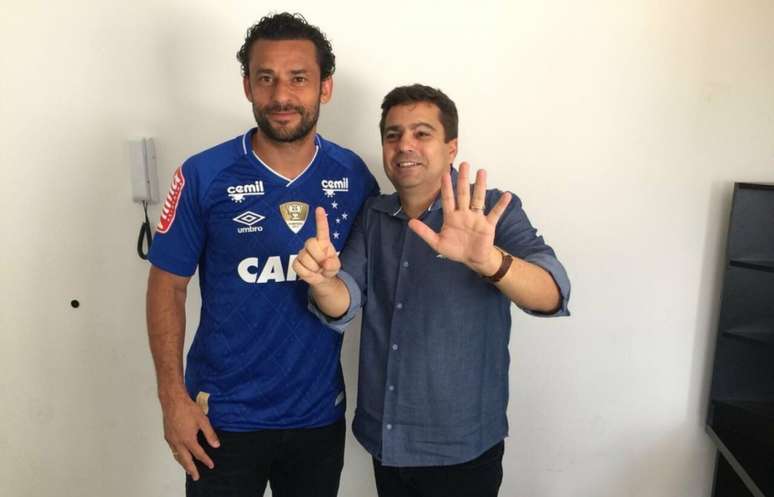 Diretor de futebol, Itair Machado, e Fred no dia da contratação do atacante , em 2017 que gerou todo o imbróglio juridico- (Foto: Divulgação / Cruzeiro)