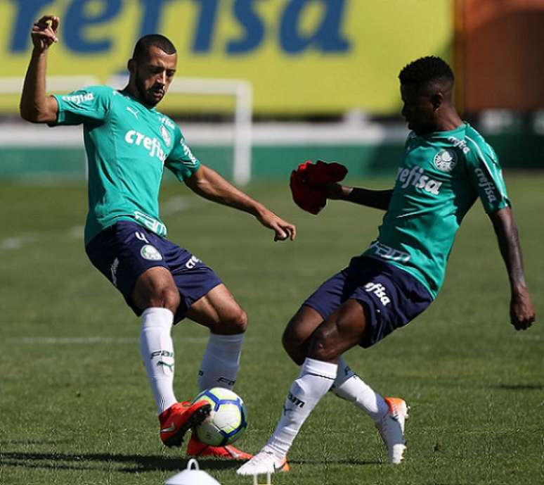 Vitor Hugo (à esq.) disputa a bola com Ramires em treino do Palmeiras: chance de reestrear (Cesar Greco/Divulgação)