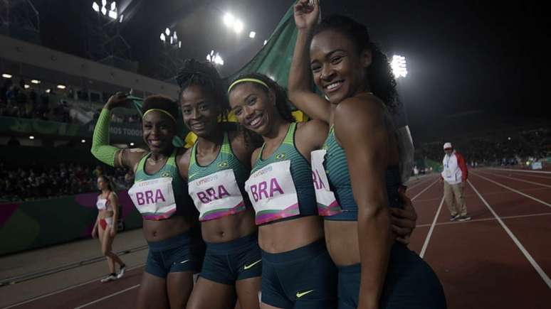 Meninas do Brasil comemoram o primeiro lugar no pódio nos 4x100m (Foto: Alexandre Loureiro/COB)