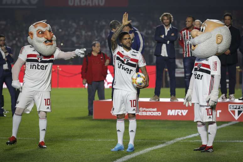 O lateral-direito Daniel Alves, novo reforço do São Paulo, é apresentado à torcida no estádio do Morumbi,