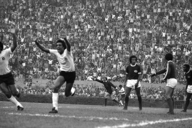Jogador Basílio, do Corinthians, comemora gol contra a Ferroviária, de Araraquara, em jogo válido pelo Campeonato Paulista de 1977, no estádio do Pacaembu