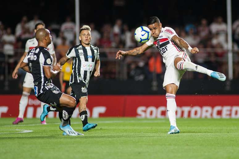 Everton tenta o chute durante jogo entre São Paulo e Santos, pela 14ª rodada do Campeonato Brasileiro 2019, no Morumbi