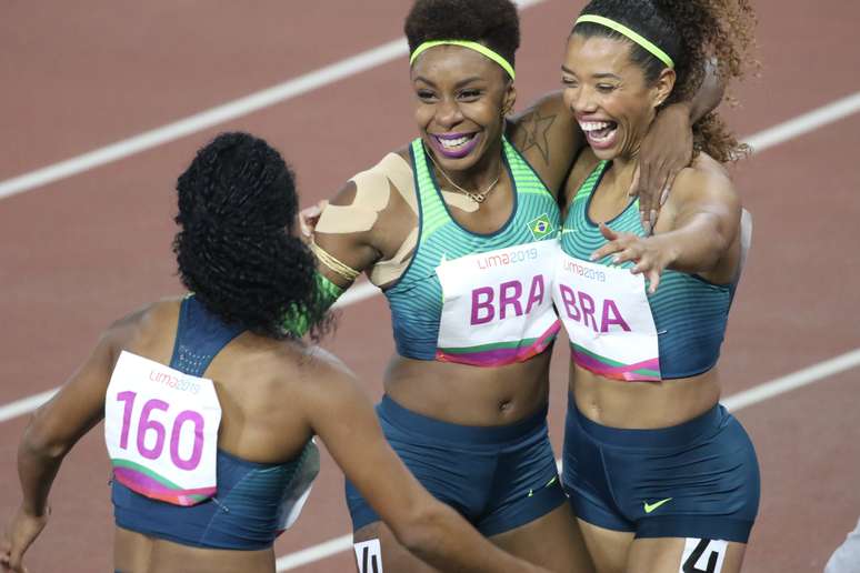 Atletas do Brasil comemoram medalha de ouro conquistada no revezamento 4x100 metros feminino dos Jogos Pan-Americanos Lima 2019