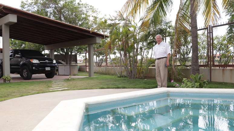 Como muitos de seus vizinhos, Sardi tem um charmoso jardim com piscina.