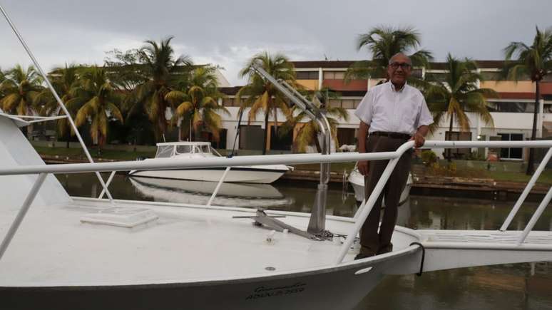 Luis Azócar costumava navegar seu barco, o Guamachín, embora agora não possa por não ter peças para a manutenção do veículo