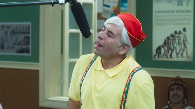 Leandro Hassum brinca com o microfone, assim como fazia Costinha, como Mazarito na nova vers&atilde;o da 'Escolinha do Professor Raimundo'.