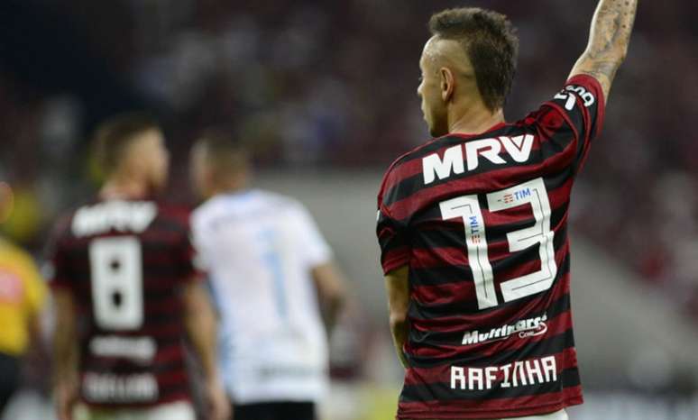 Rafinha recebeu o terceiro cartão amarelo diante do Grêmio (Foto: Celso Pupo/Fotoarena/Lancepress!)