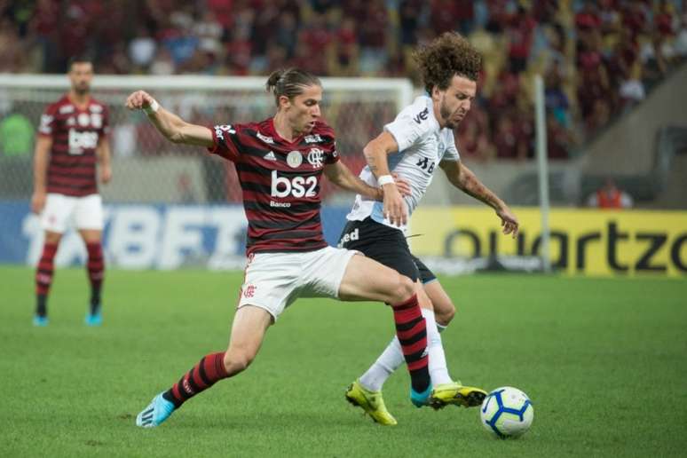 Filipe Luís em ação diante do Athletico, no Maraca, pelo Brasileiro (Foto: Alexandre Vidal/Marcelo Cortes/Flamengo)