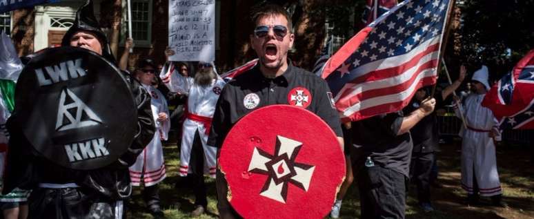 'Não nos substituirão', gritavam manifestantes em Charlottesville