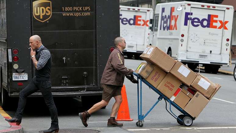 O alto número de entregas tem causado problemas de trânsito em cidades como Nova York