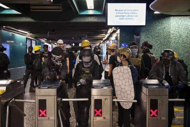 Policiais e manifestantes entram em conflito em Hong Kong