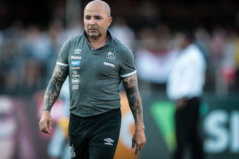 O técnico Jorge Sampaoli, do Santos, em partida contra o São Paulo, válida pela 14ª rodada do Campeonato Brasileiro 2019, no Estádio do Morumbi