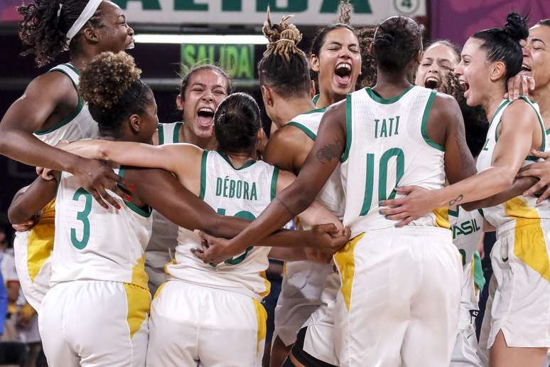 Jogadoras do Brasil comemoram a conquista do ouro após vitória sobre os Estados Unidos no basquete