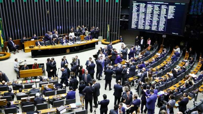 No Brasil, deputados federais podem contratar até 25 funcionários e senadores, até 50