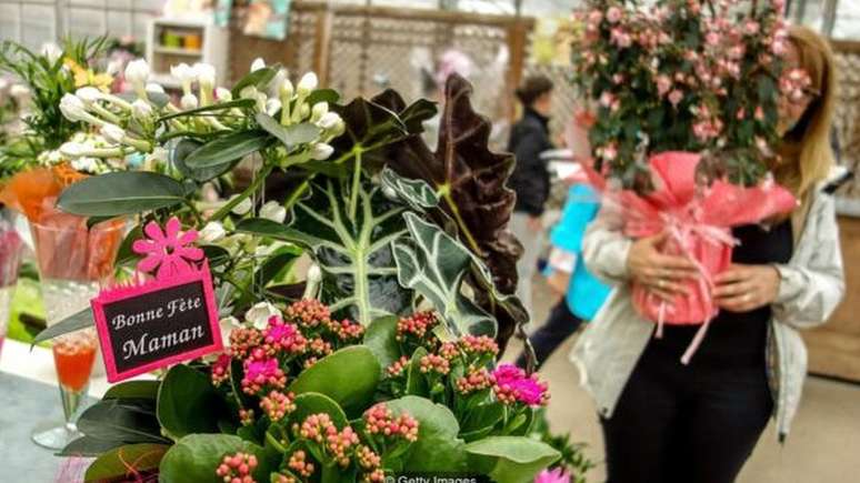 Datas festivas como Dia das Mães e Dia dos Namorados fazem produtores e floristas contratarem ajuda extra, aumentando assim o preço das flores