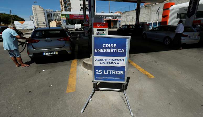 Motorista abastece carro em posto perto de Lisboa
12/08/2019
REUTERS/Rafael Marchante