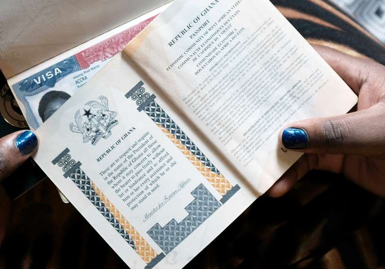 Cidadã ganesa segura passaporte com visto norte-americano 
01/02/2019
REUTERS/Francis Kokoroko