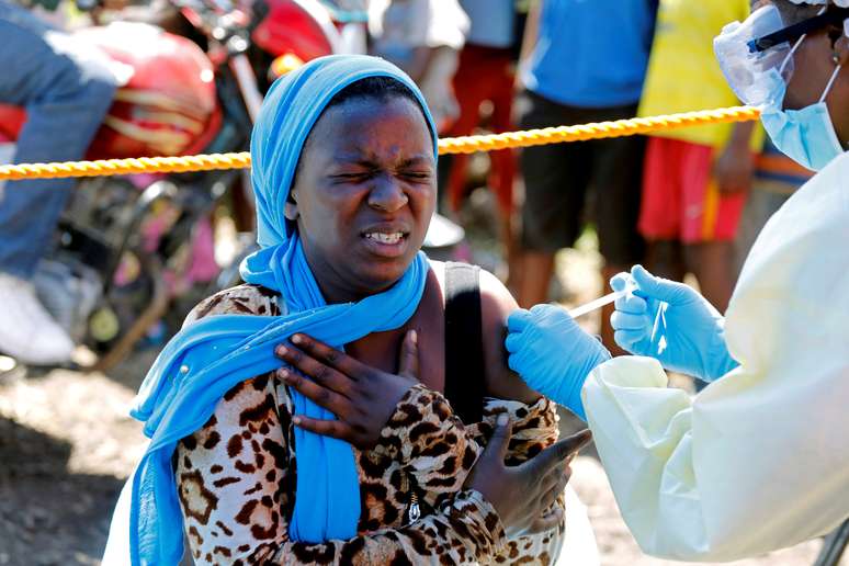 Mulher recebe vacina contra o ebola em Goma, na República Democrática do Congo
05/08/2019 REUTERS/Baz Ratner