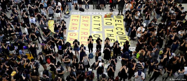 Dependências de aeroporto foram tomadas por cerca de cinco mil ativistas