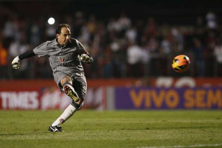 Rogério fez 131 gols na carreira, sendo sete deles contra o Cruzeiro. Fábio sofreu com o novo chefe seis vezes- (Foto: Tom Dib/Lancepress!)