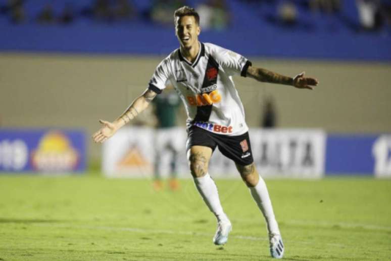 Marcos Júnior comemora seu gol, o da vitória do Vasco sobre o Goiás