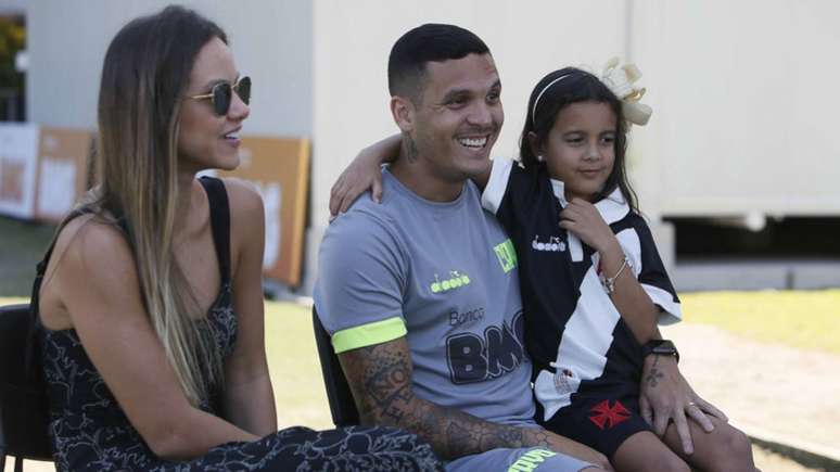 Ramon, ao lado da esposa e da filha, em entrevista à "Vasco TV" (Foto: Rafael Ribeiro/Vasco)