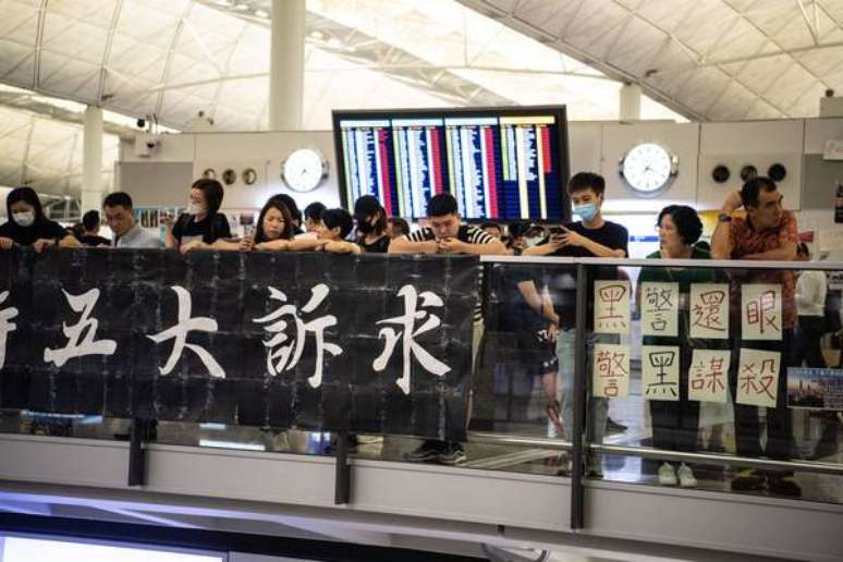 Palco de protestos, aeroporto de Hong Kong cancela voos