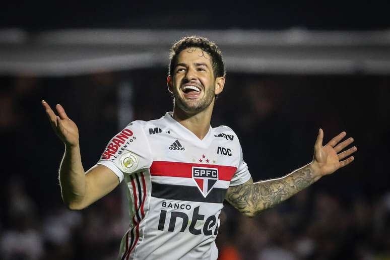 Alexandre Pato comemora seu segundo gol contra o Santos