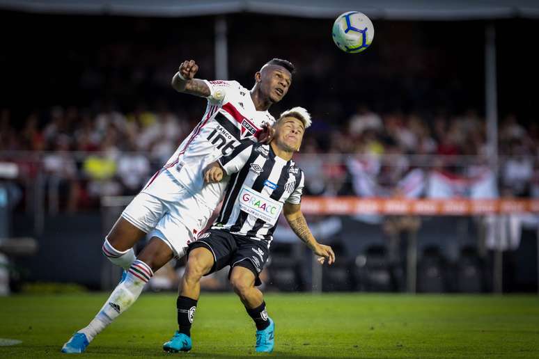 Arboleda e Soteldo durante jogo entre São Paulo x Santos, partida valida pelo campeonato Brasileiro 2019, no estadio do Morumbi