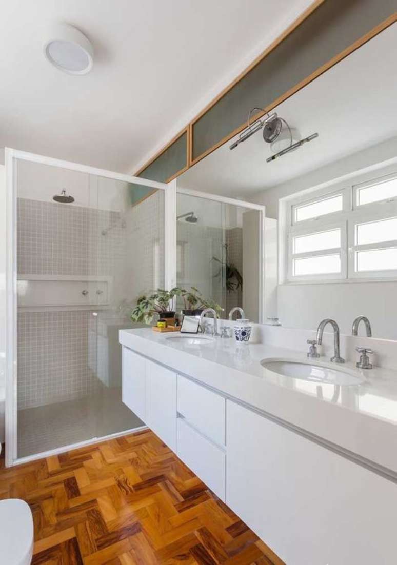 59. At&eacute; mesmo banheiros podem ter piso com sinteco. Foto: Decor F&aacute;cil