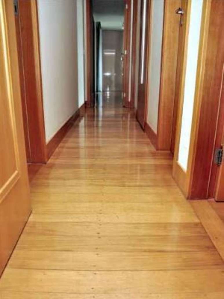 22. Corredores com piso de madeira usam muito o sinteco. Foto: Lugar Certo