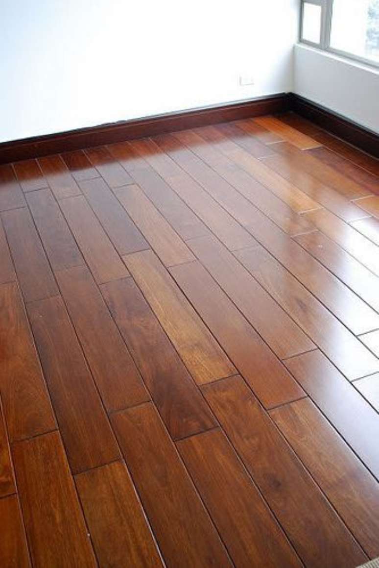 18. Qualquer piso de madeira fica mais bonito com o sinteco. Foto: Flickr