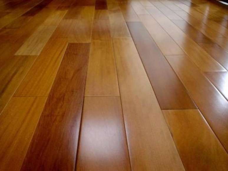 21. O piso de madeira costuma necessitar de um produto que ofere&ccedil;a o brilho, por isso a popularidade do sinteco. Foto: Habit&iacute;ssimo