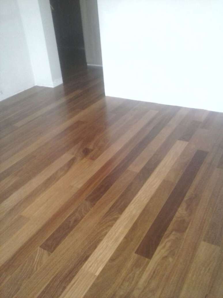 12. O sinteco garante uma apar&ecirc;ncia de novo ao piso. Foto: Raspadora Cotia